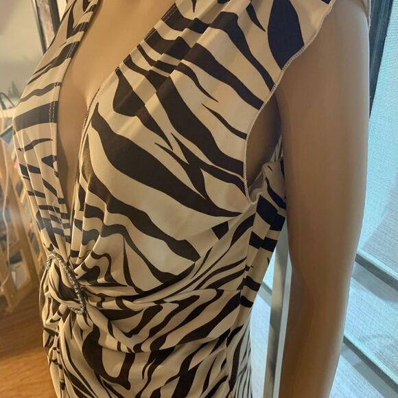 Coin V-neck Large Short Sleeve Animal Print Diamond Look Accessory Attached - Picture 5 of 11